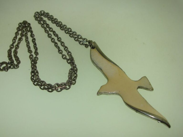Vintage 1970s enamel dove of peace pendant necklace