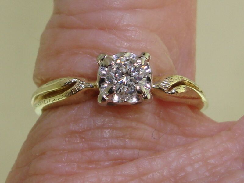 Vintage 14K gold engagement ring with a sparkling 1/5ct diamond, size 6