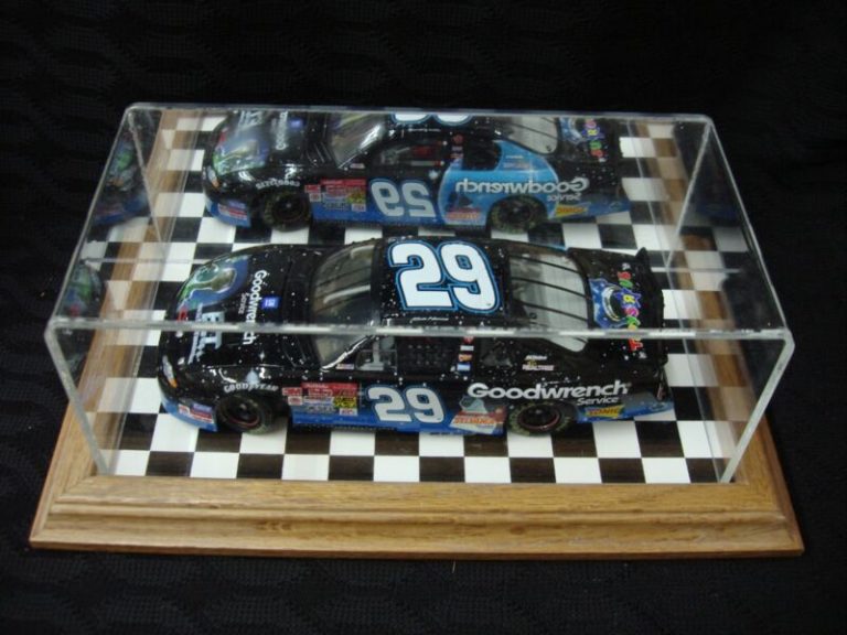 Kevin Harvick #29 Toys R Us E.T. Goodwrench 2002 NASCAR Diecast 1:24 Collectible (Mint Condition)