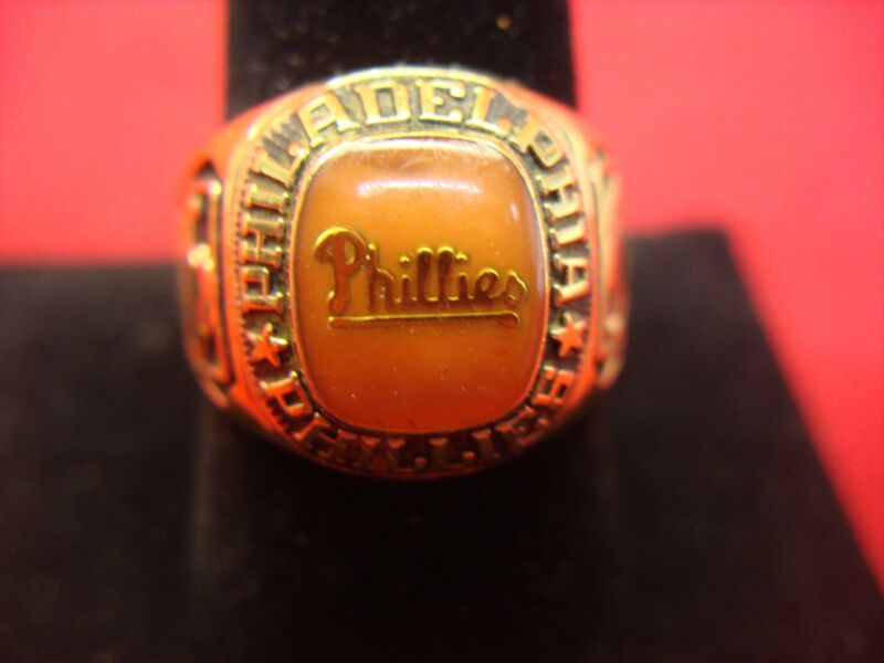 Vintage Philadelphia Phillies MLB Ring - Gold Tone Size 10.5 with Black Enamel