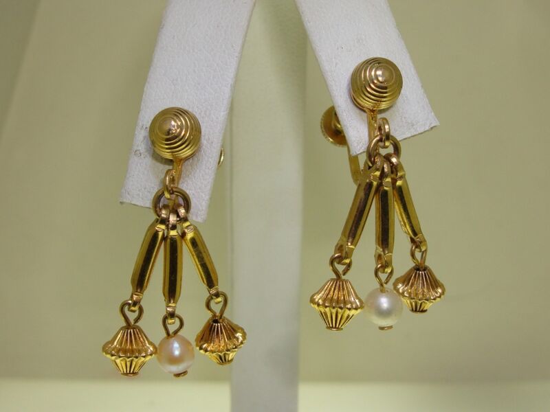Vintage 1940s gold tone dangle earrings with cultured pearl