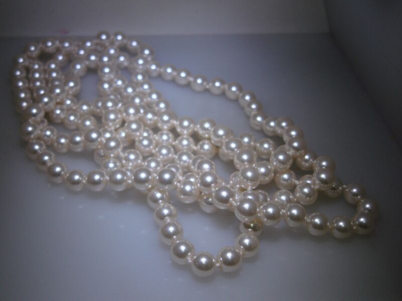 Vintage 1970s creamy white faux pearl necklace