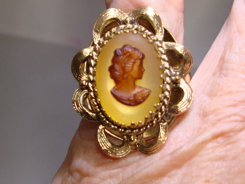 Vintage 1970s Whiting & Davis gold-tone cameo ring