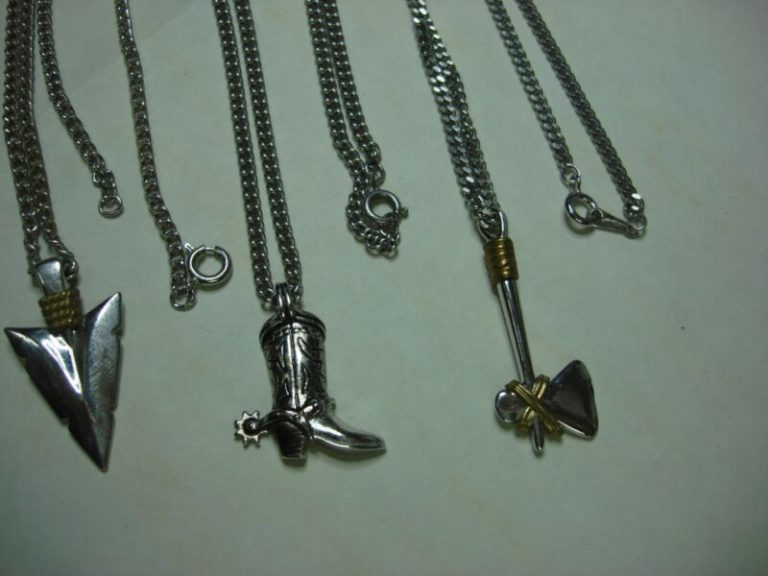 Set of three Western-style pendants with 18-inch chains