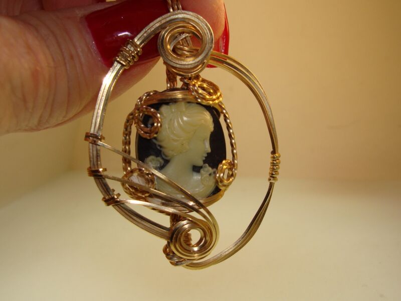 Vintage 1960s wire-wrapped cameo pendant