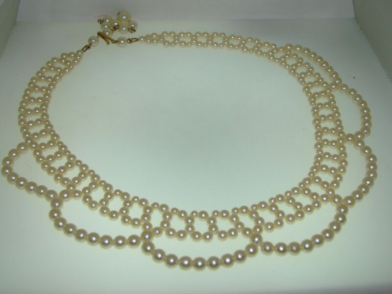 Vintage 1960s-70s cream faux pearl bib necklace