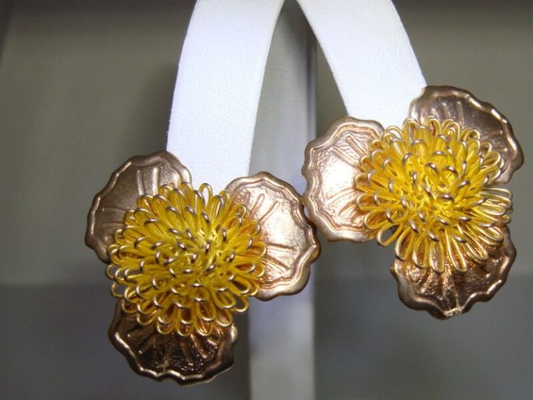 Vintage 1960s-70s gold tone floral clip on earrings