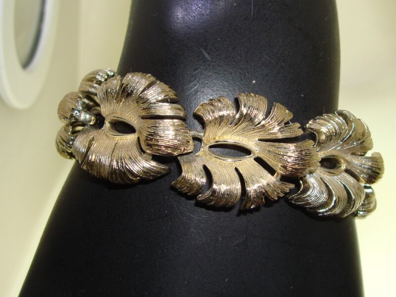 Vintage 1960s Lisner gold-tone floral link bracelet
