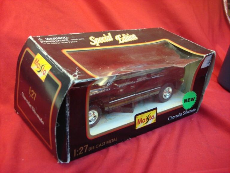 Maisto 1/27 Scale Chevrolet Silverado Club Cab Pickup - Black