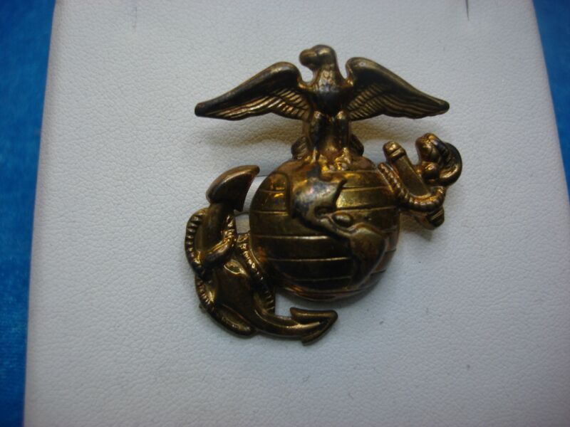 WWII Era USMC Hat Badge - Brass & Gold, Screwback