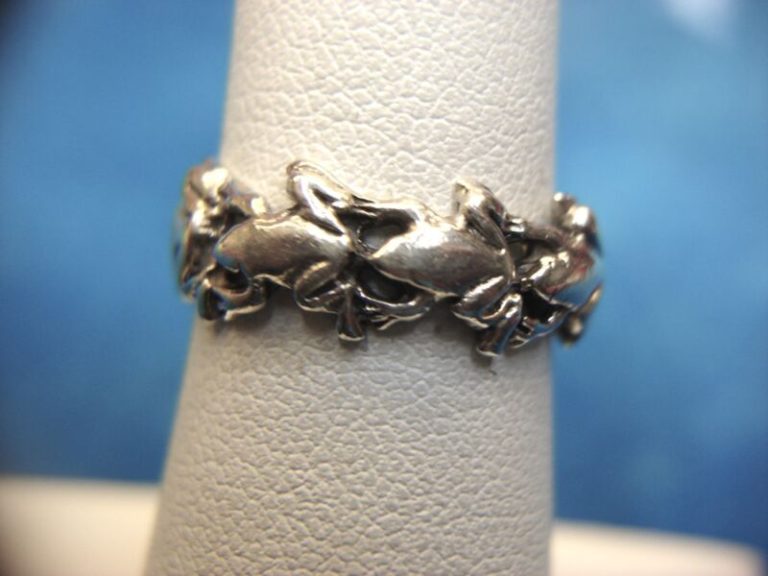 Sterling silver ring with end-to-end frogs design, size 6 1/4