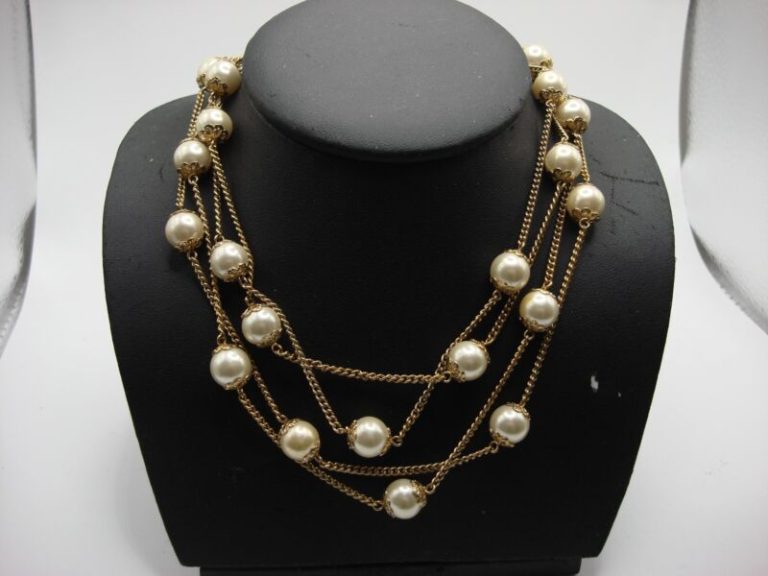 Vintage 1970s gold tone faux pearl necklace