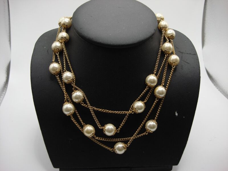Vintage 1970s gold tone faux pearl necklace