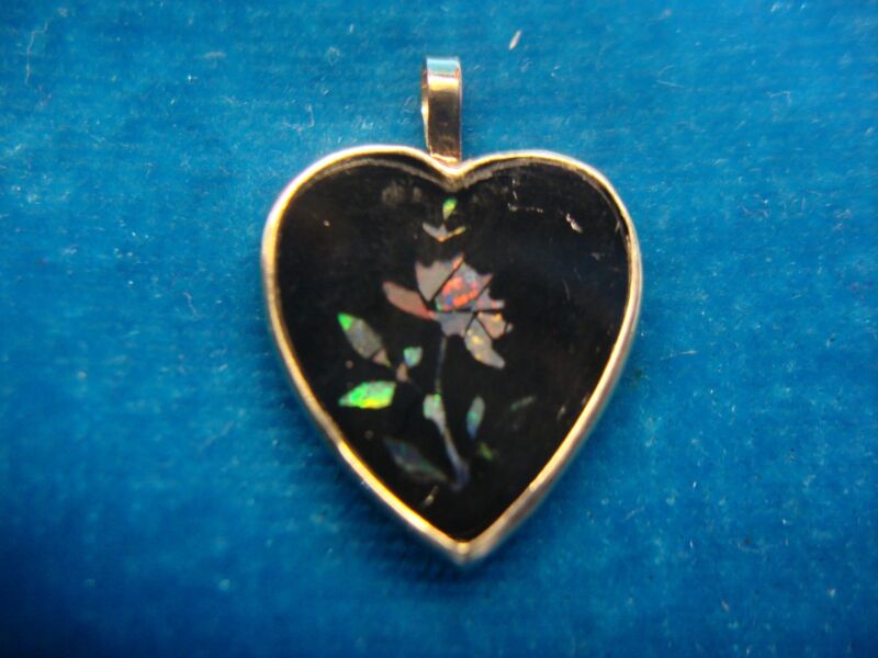 Vintage 14K yellow gold heart pendant with onyx and floral inlay