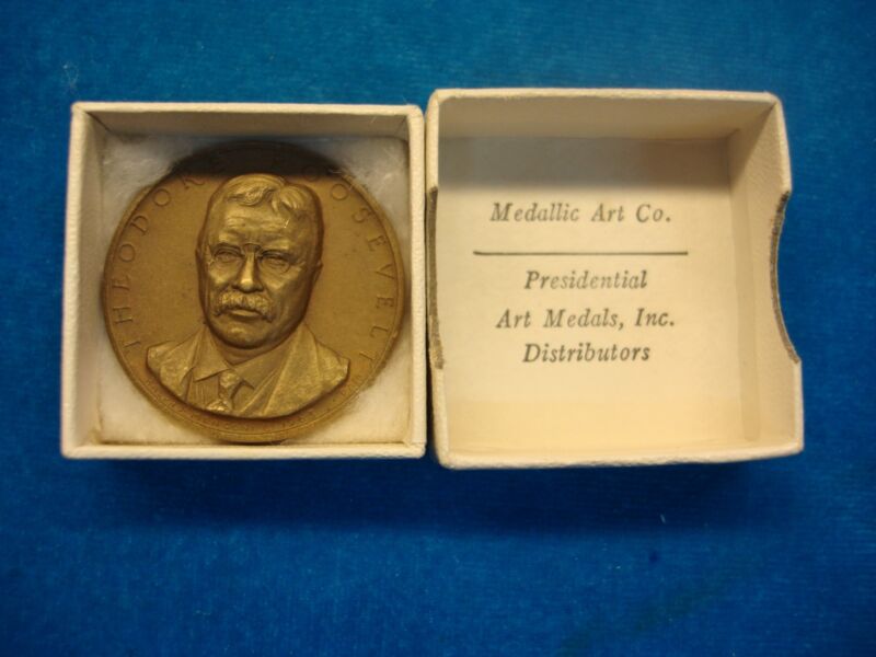 Vintage Theodore Roosevelt bronze medal in pristine condition, original box, Medallic Art Co.