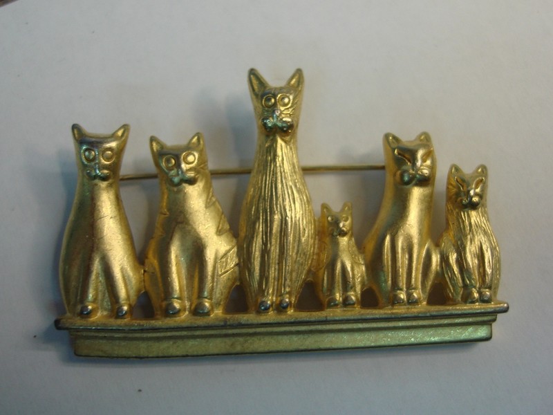 Vintage A.J.C. gold-tone cat family pin