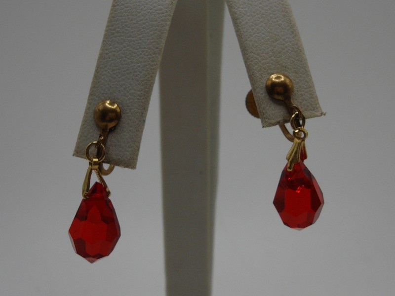 Vintage 1940s-50s red briolette dangle earrings with gold tone screw backs