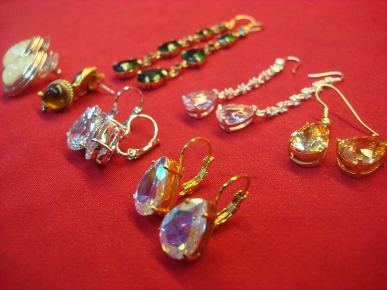 7 pairs of vintage teardrop earrings in excellent condition