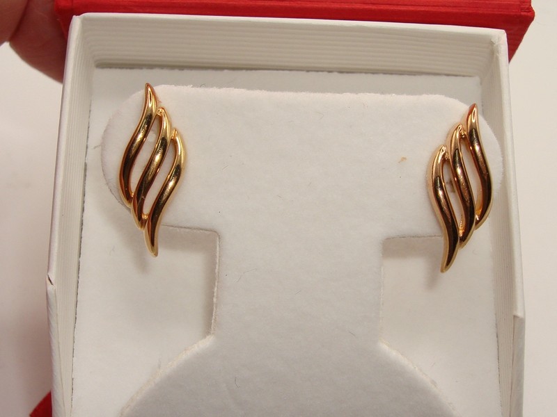 14K gold curved earrings, vintage style, excellent condition