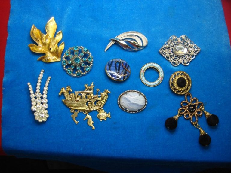 Set of 10 vintage style costume pins