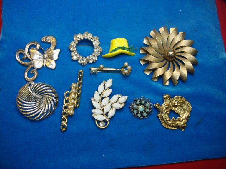 Set of 10 vintage style costume pins