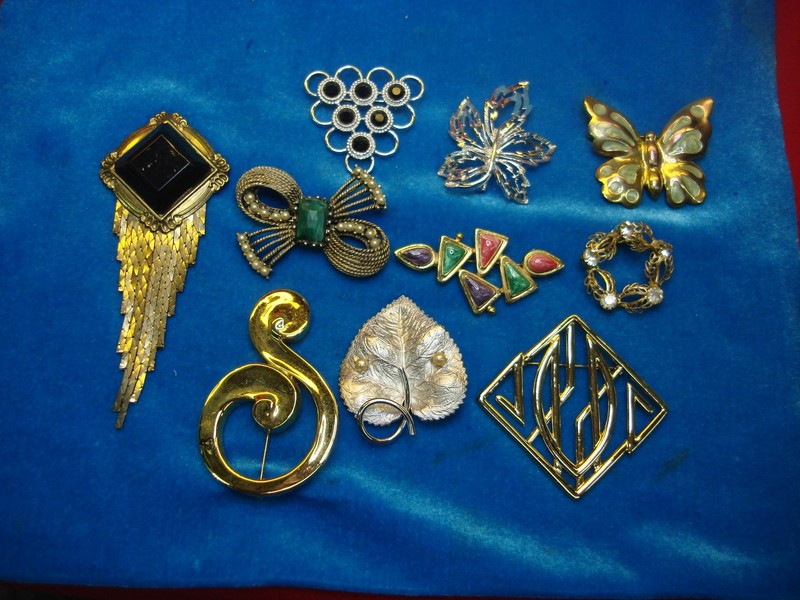 Vintage costume pin lot, estate jewelry
