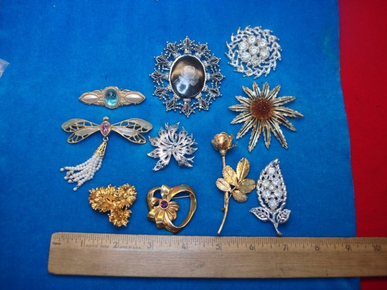 10 unique vintage costume pins in a jewelry lot
