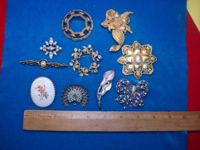 Vintage costume pins, lot of 10