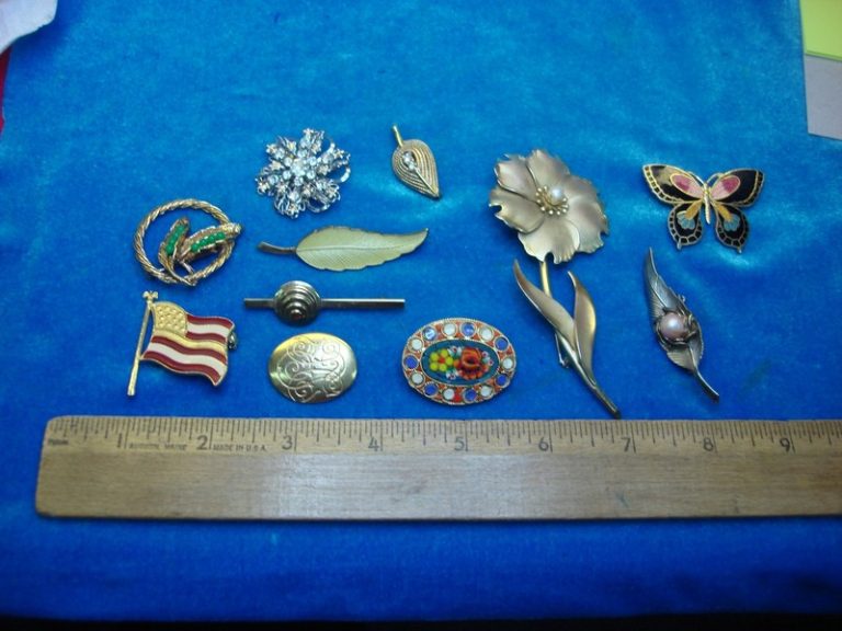 Vintage costume pins, lot of 10