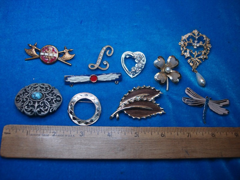 Lot of 10 vintage costume pins in assorted designs