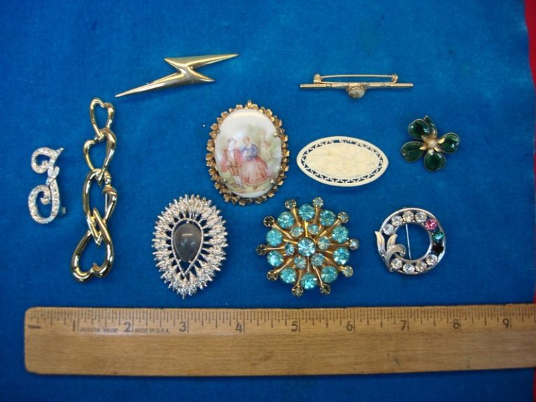 Vintage costume pins, lot of 10