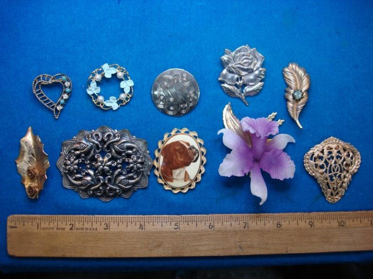 Vintage costume pin lot of 10