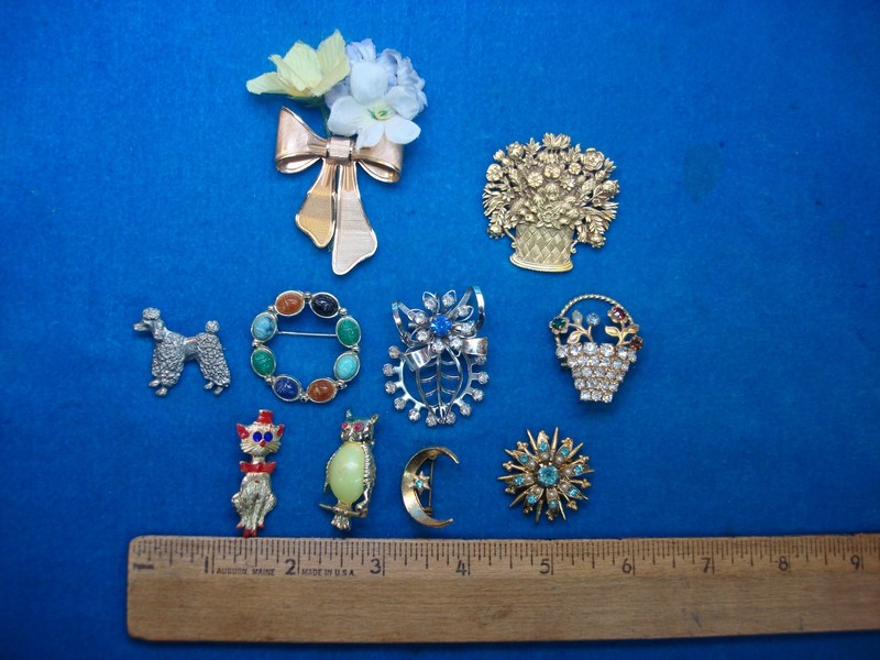 Ten vintage costume pins, perfect for collectors
