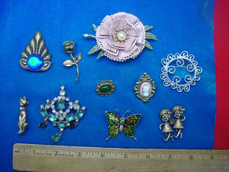 10 Unique Vintage Costume Pins
