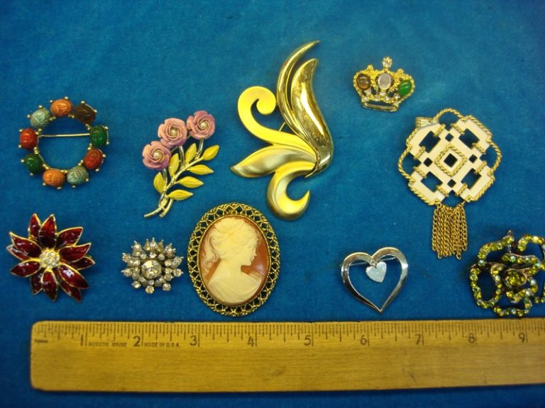 Set of 10 vintage costume pins