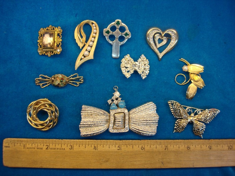 Lot of 10 vintage costume pins, unique and collectible