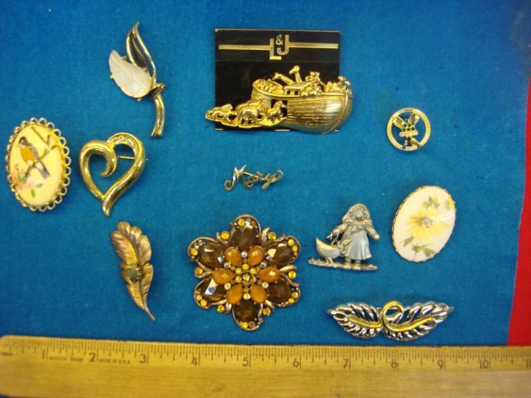 Vintage costume pin lot of 10