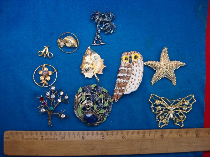 Lot of 10 vintage costume pins