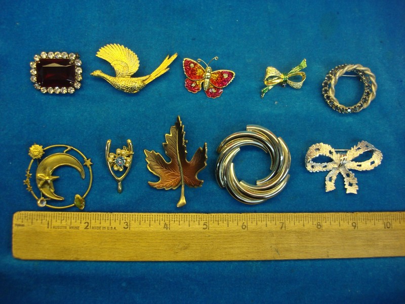 Vintage costume pins (10-piece lot)
