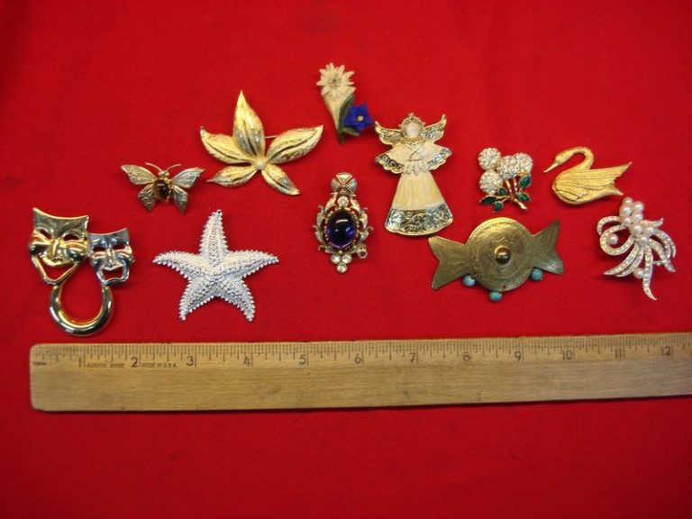 Set of 10 vintage costume pins