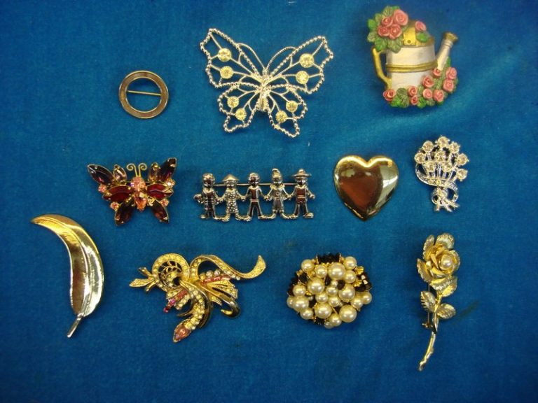 Vintage costume pin lot of 10