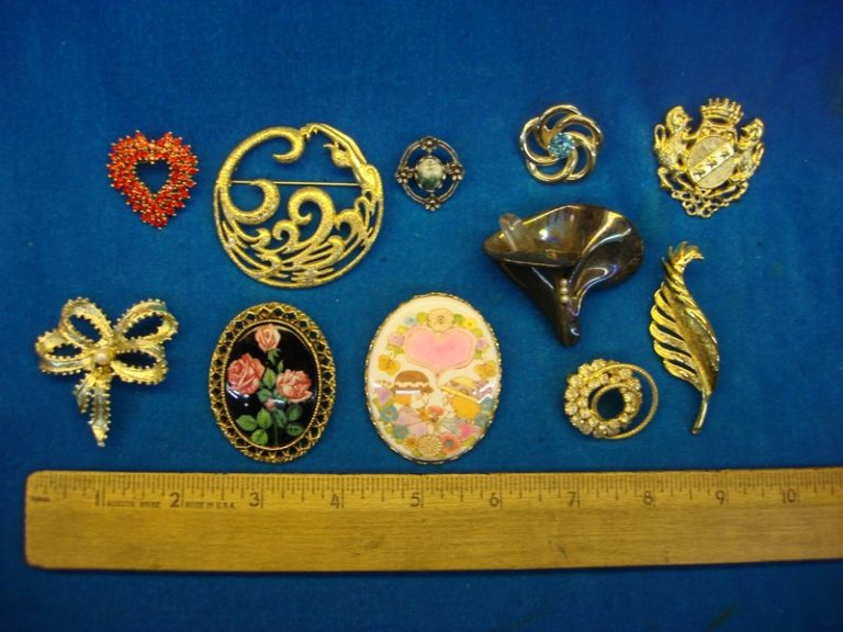 Lot of 10 vintage costume pins