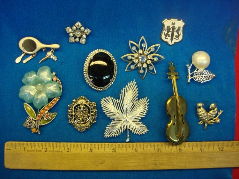 Vintage costume pin lot of 10