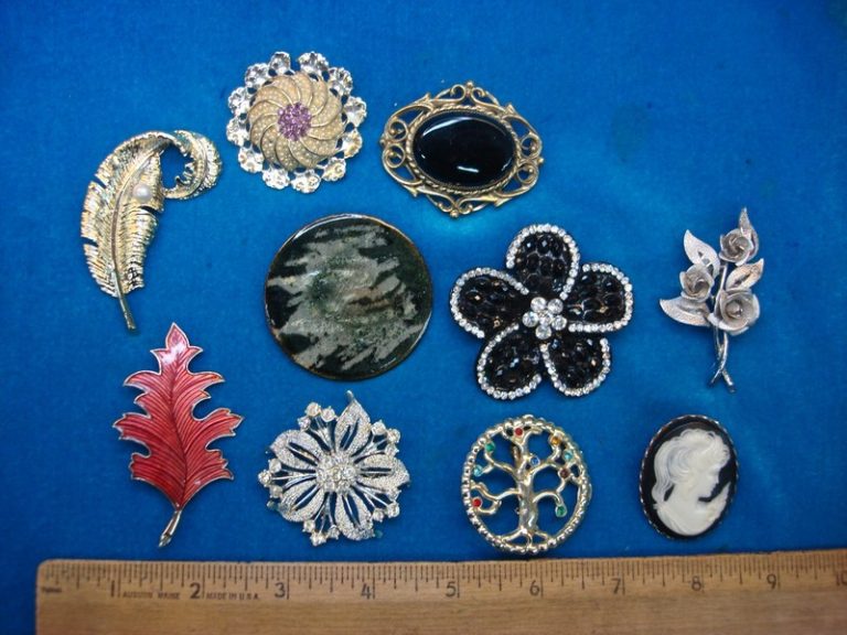 Vintage MLB team pin set of 10