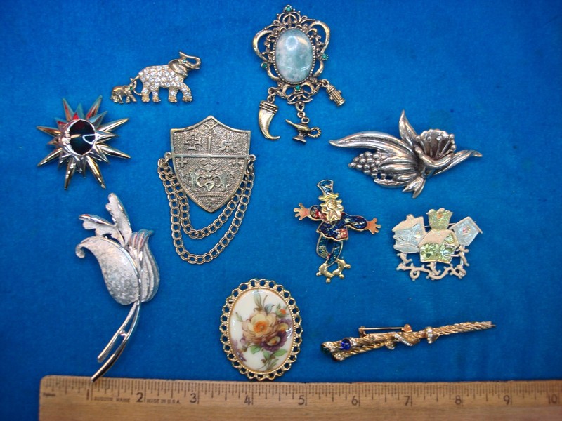 10 unique estate costume pins, collectible lot in excellent condition