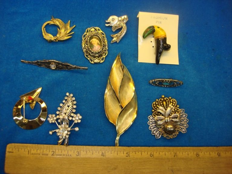 Vintage costume pin lot of 10