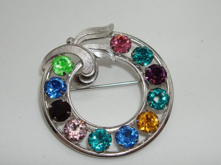 Vintage Van Dell sterling silver rhinestone circle pin