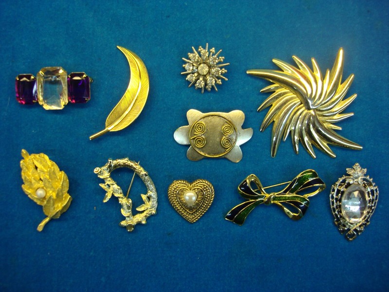 10 piece estate jewelry pin lot