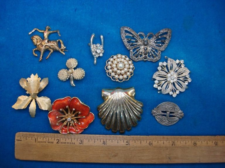 Vintage costume pins, lot of 10