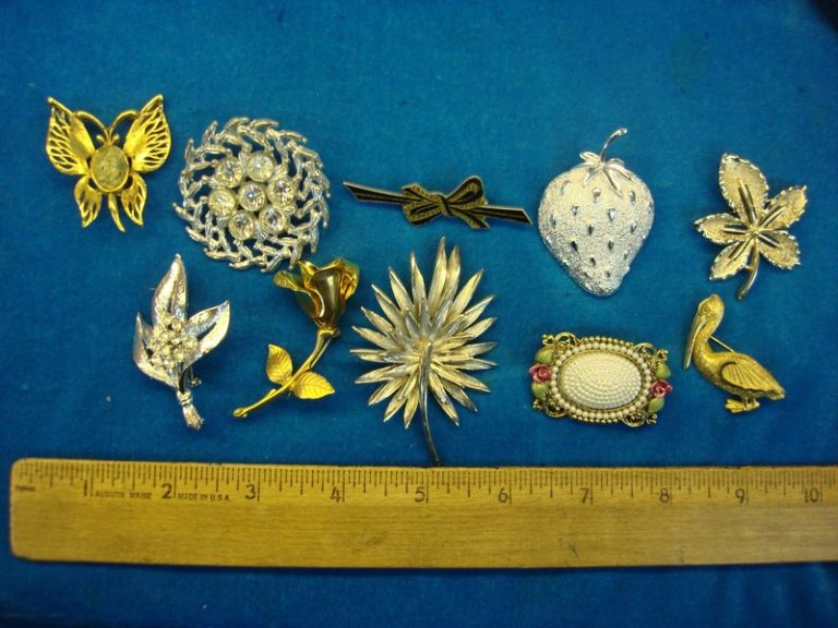 Lot of 10 vintage costume pins, estate jewelry
